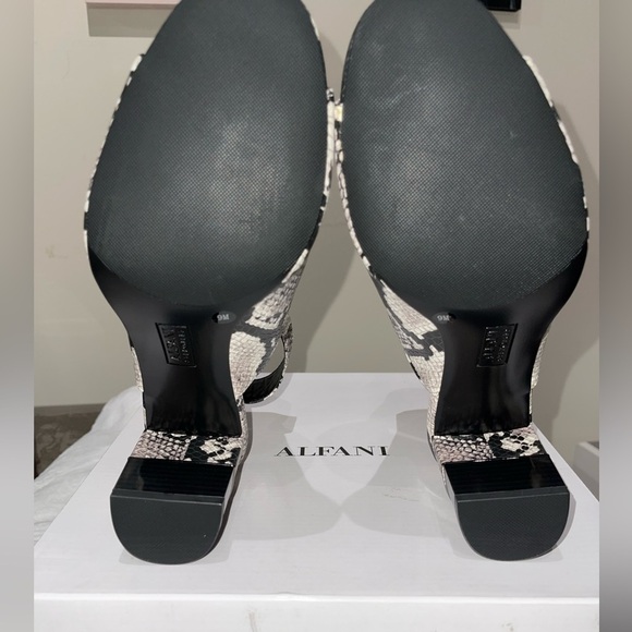 NIB Alfani Florissp Snake Sandal. Size 9. Black & Ivory - Picture 9 of 10